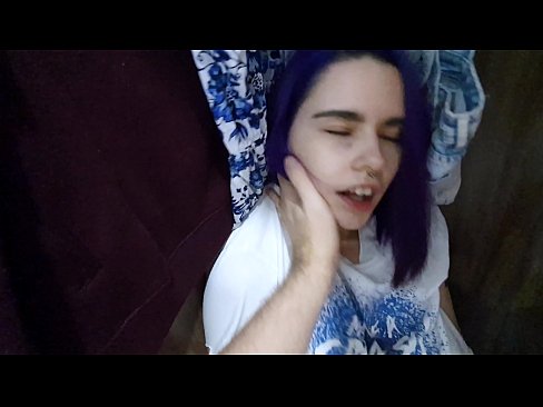 ❤️ Хоҳарамро дар ҷевон ёфт ва ба ӯ кӯмак кард ☑ Супер секс дар мо ❌
